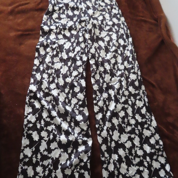 Never A Wallflower Women's shadow floral blk/white Flare Pants Size XS NWT $264 - Picture 2 of 6